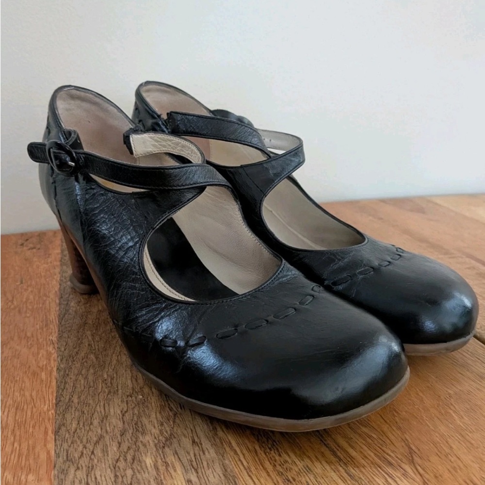 Vintage John Fluevog Black Leather Heels - size 10 (fits 9.5)